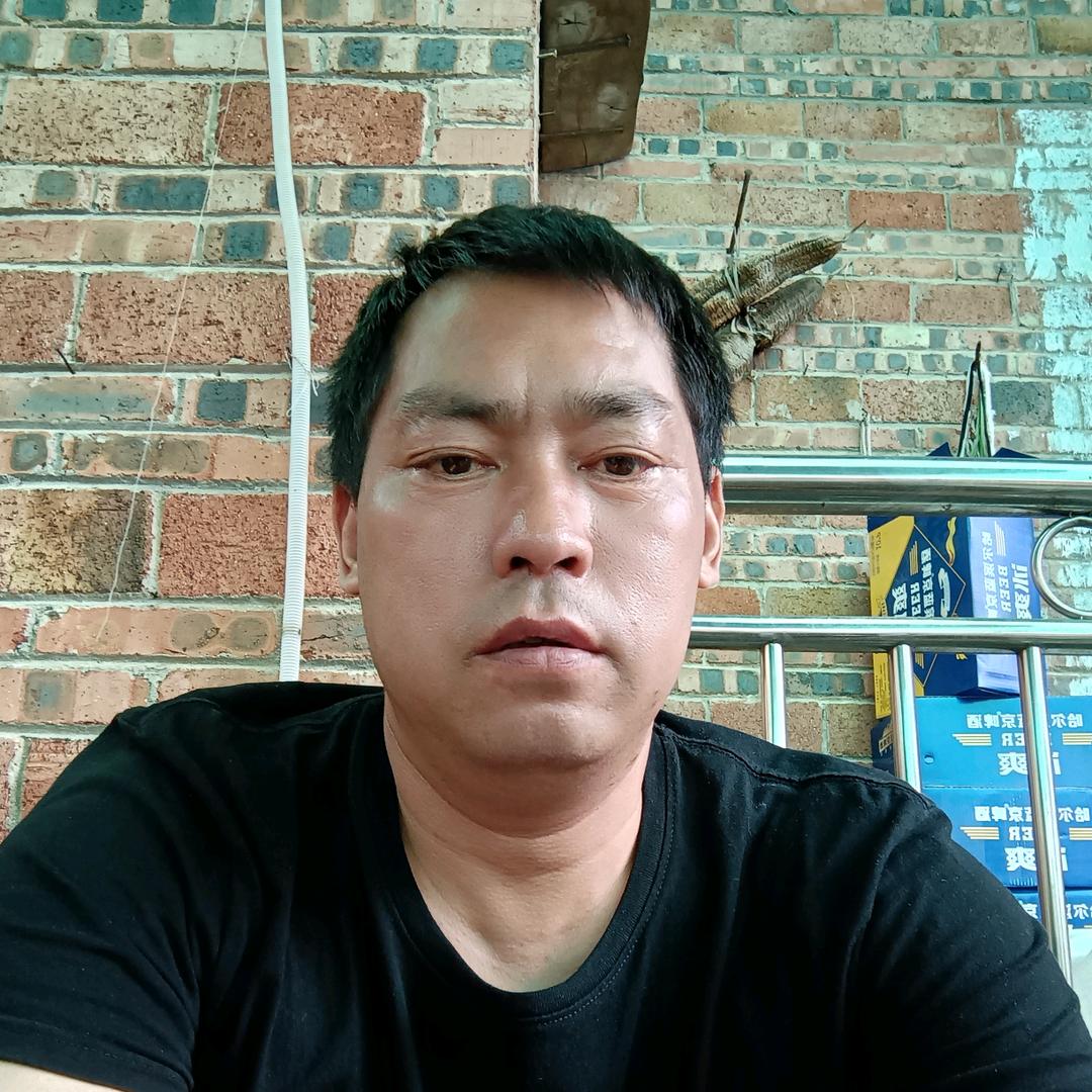 黄老幺吹唢呐的