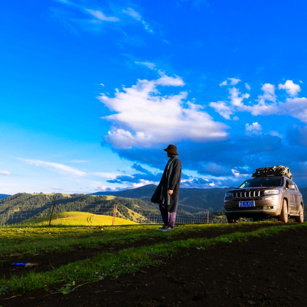 镜头上插花的男人