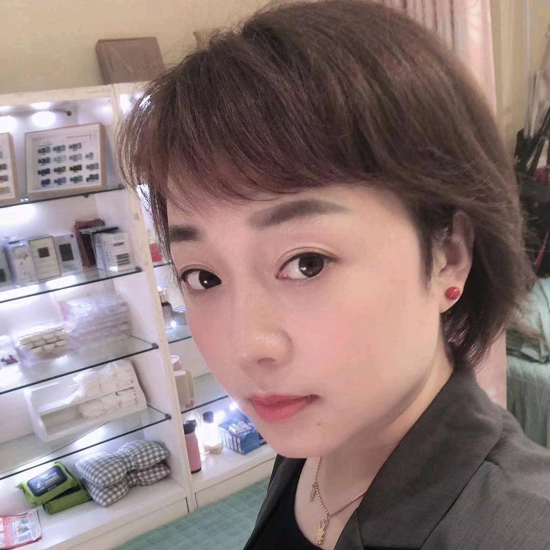 女孩美甲美睫