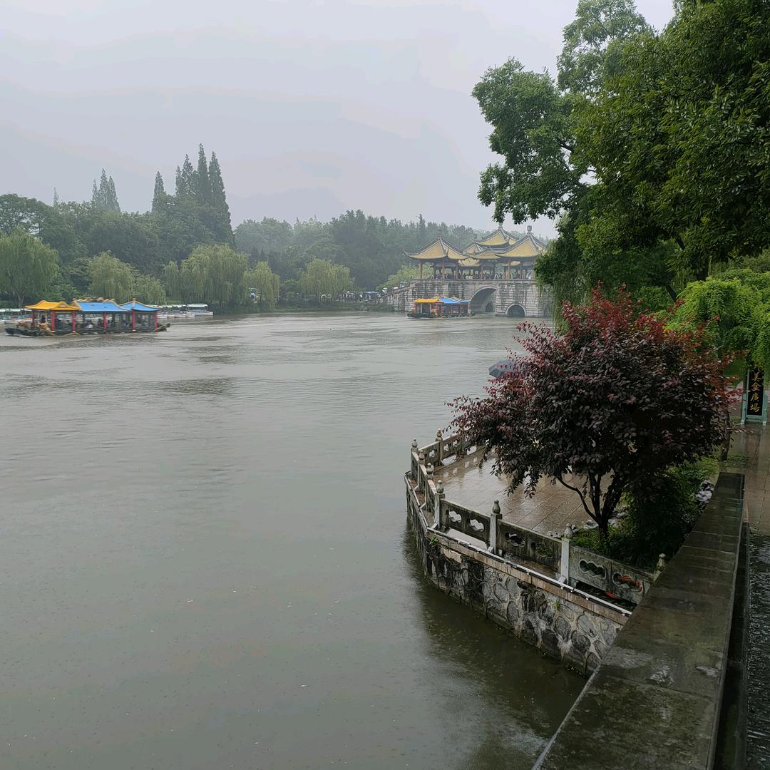 @雨中漫步