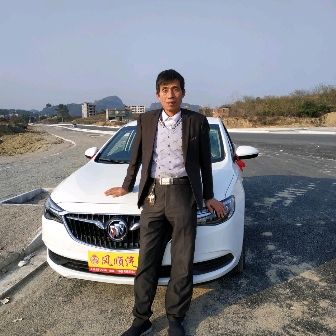 夏日荷花出污不染