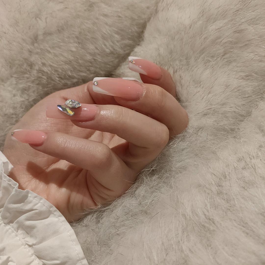 在西班牙搓指甲的媚媚