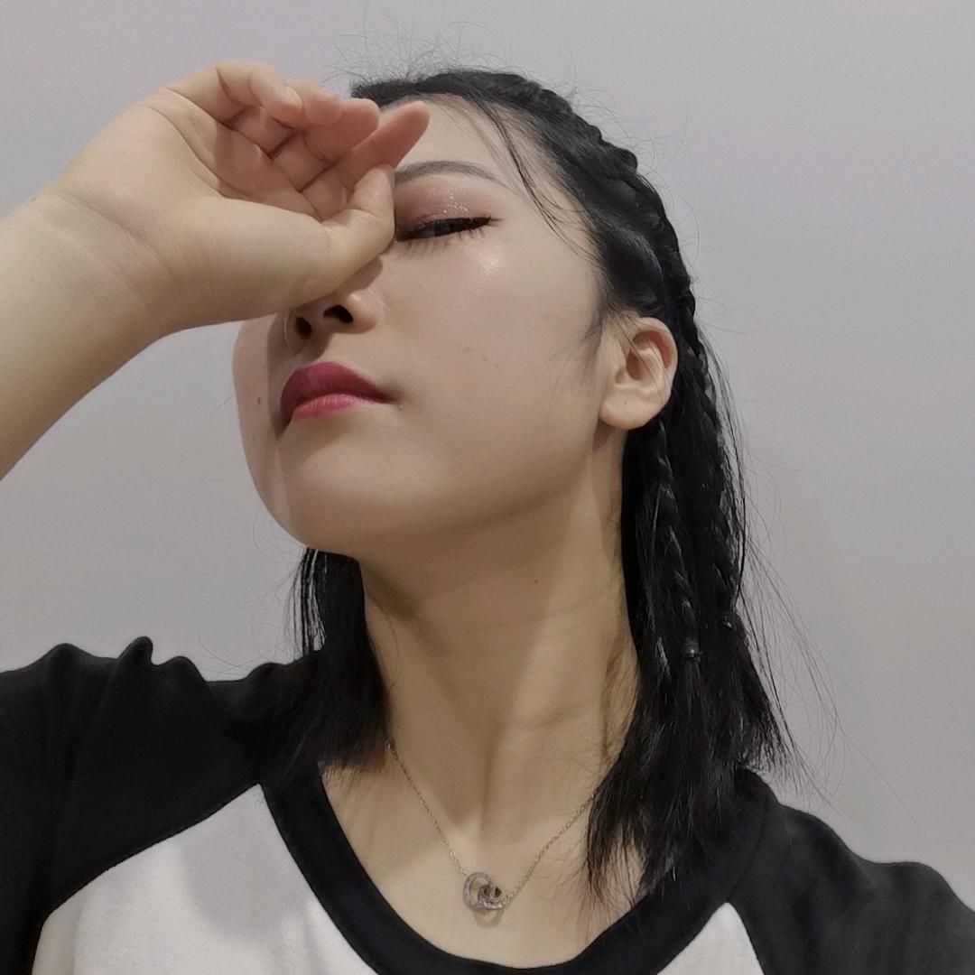 爱笑的猪猪女
