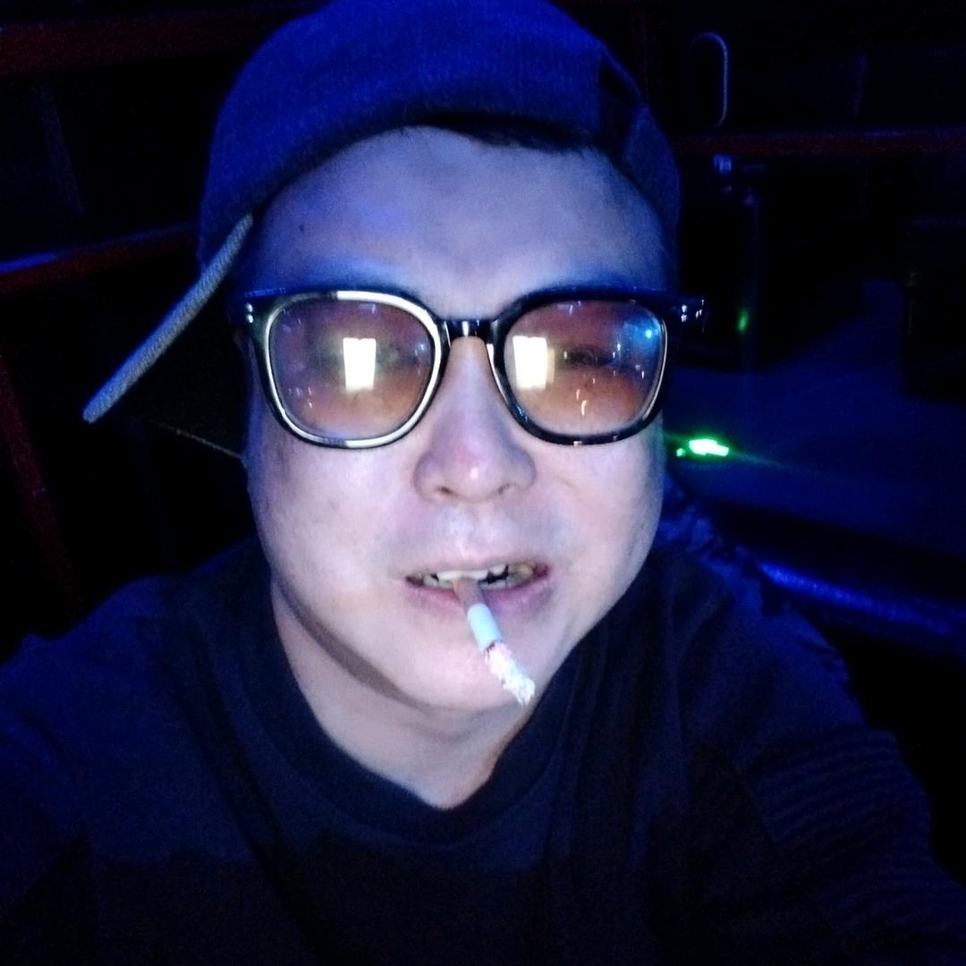 手拿酒瓶的僵尸