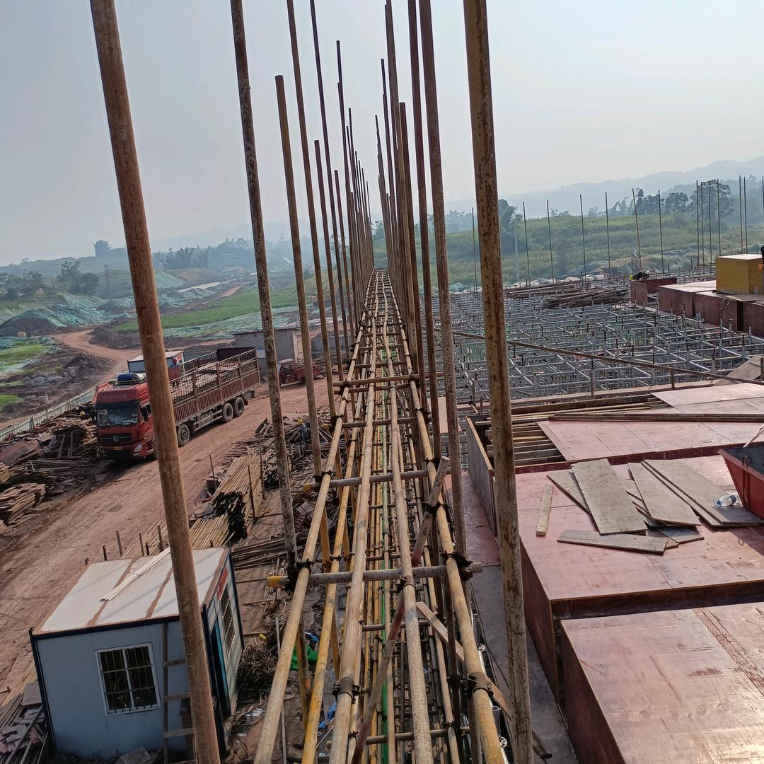 工地上的小男孩