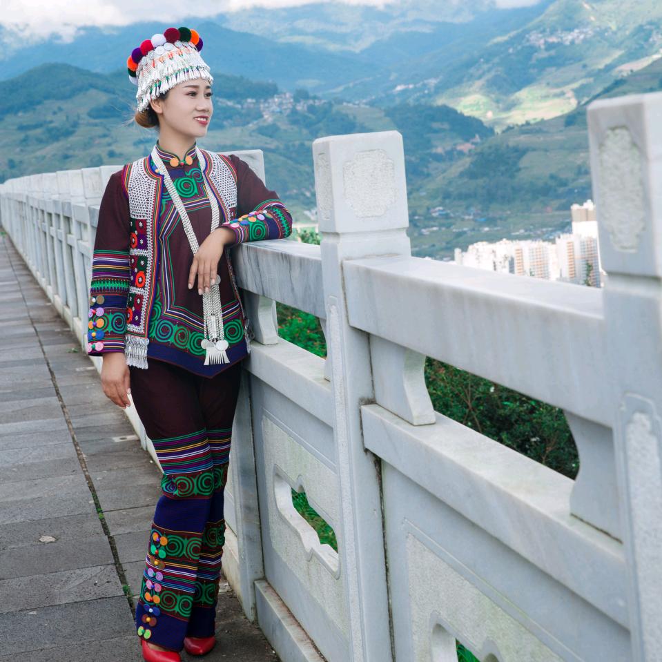 润英哈尼服饰定制