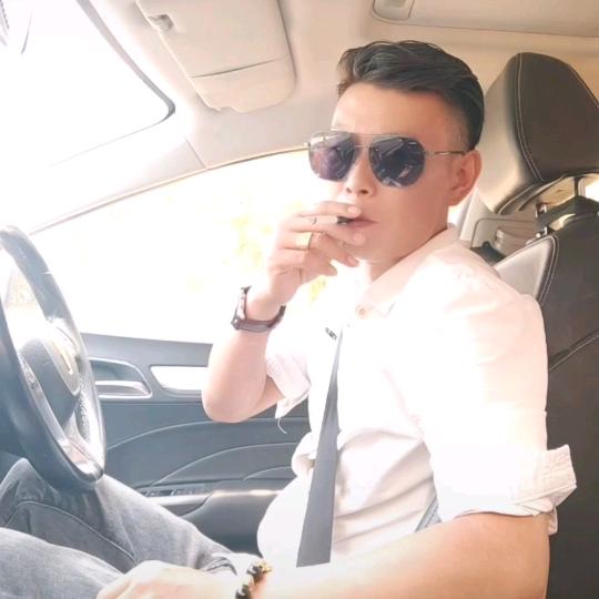 唐杰    玻璃钢瓦