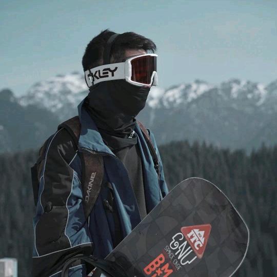 爱戴口罩的草帽