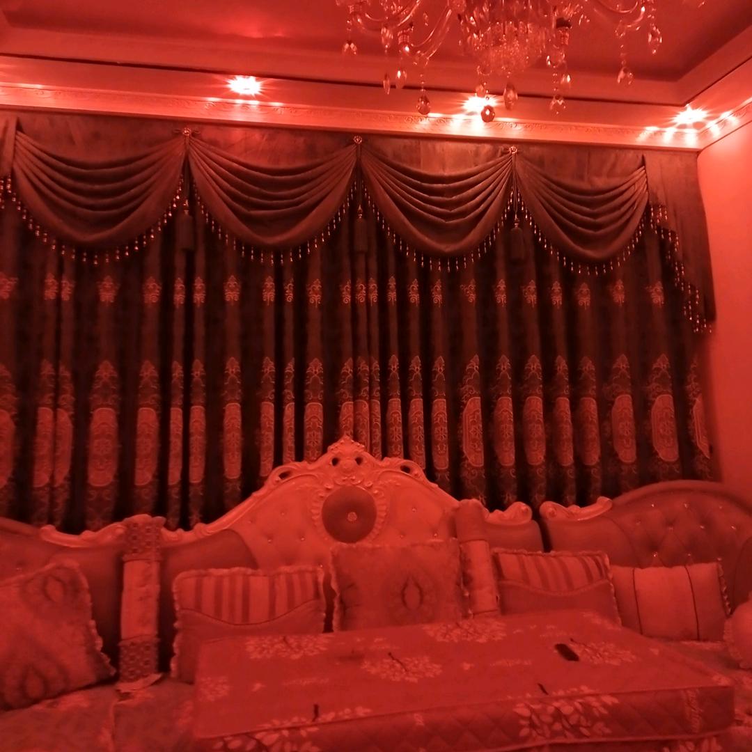 蓝色的天空雨后的彩虹，