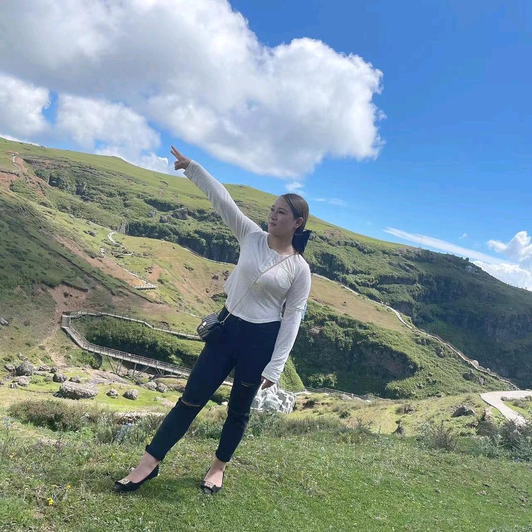云南昭通山妹子