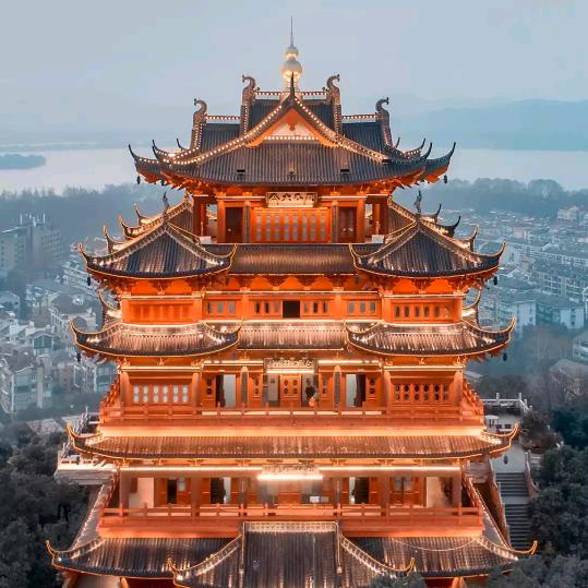 ╭(╯机场等火车╰)