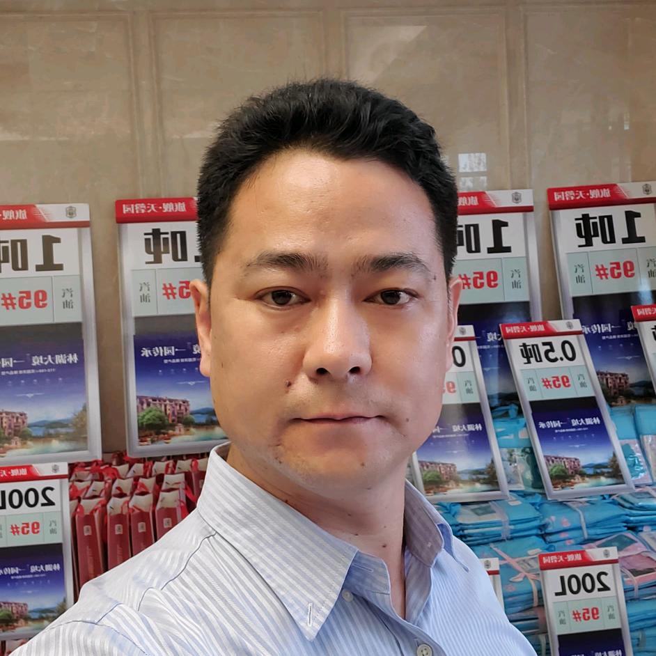 坚持做地产的老杨