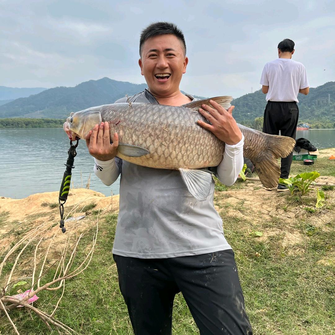 彭伟钓鱼