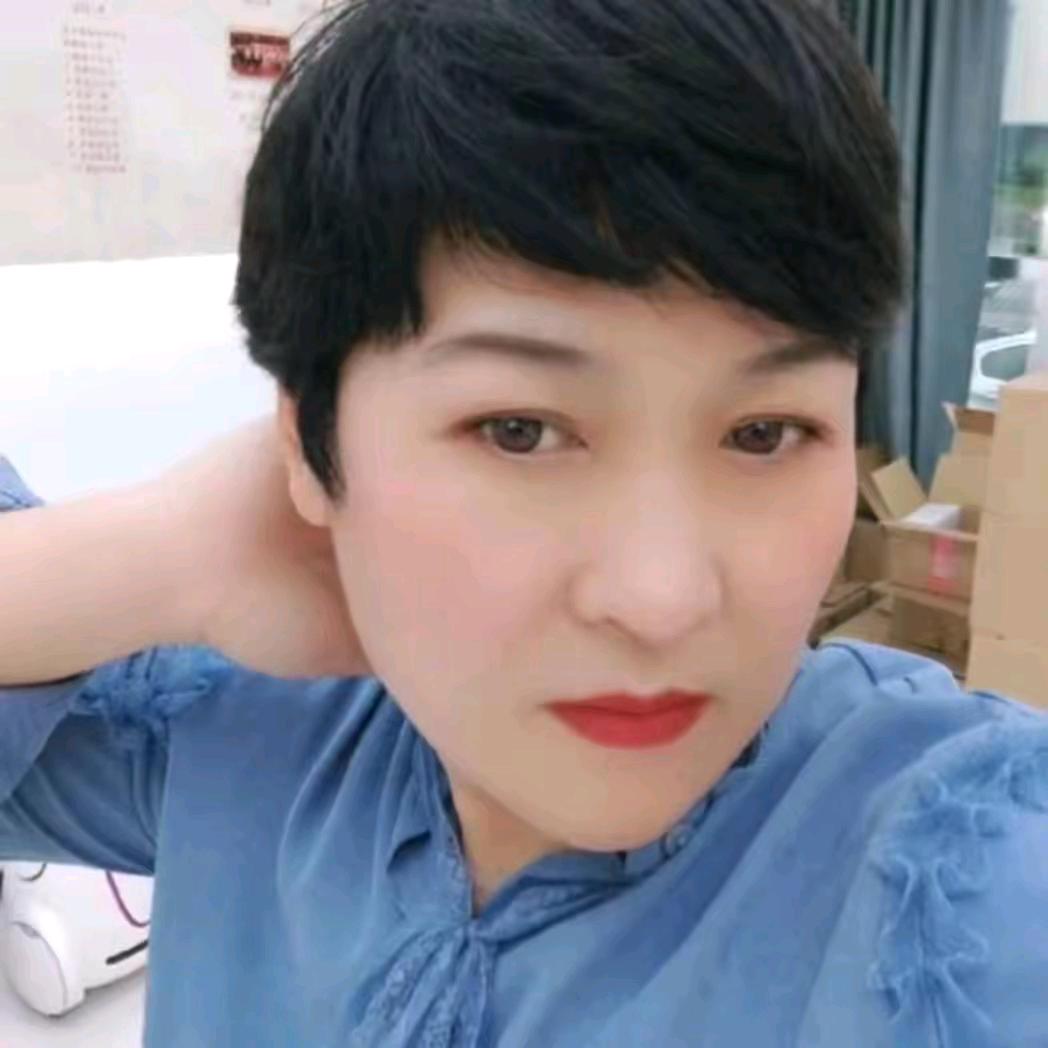 美娜爱唱歌