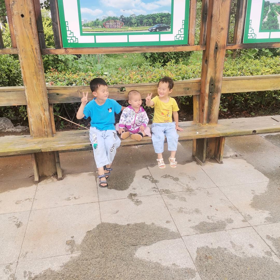 大布金三角店员（宝贝仨）