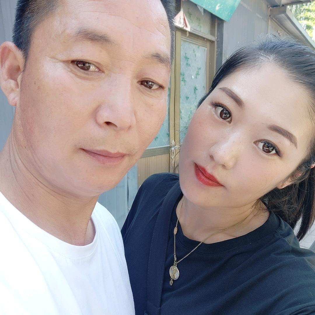 小妹路边烧烤摊