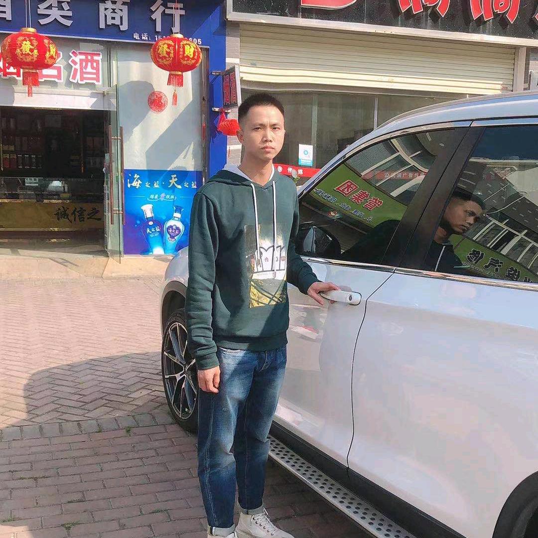 在夜空下仰望星空