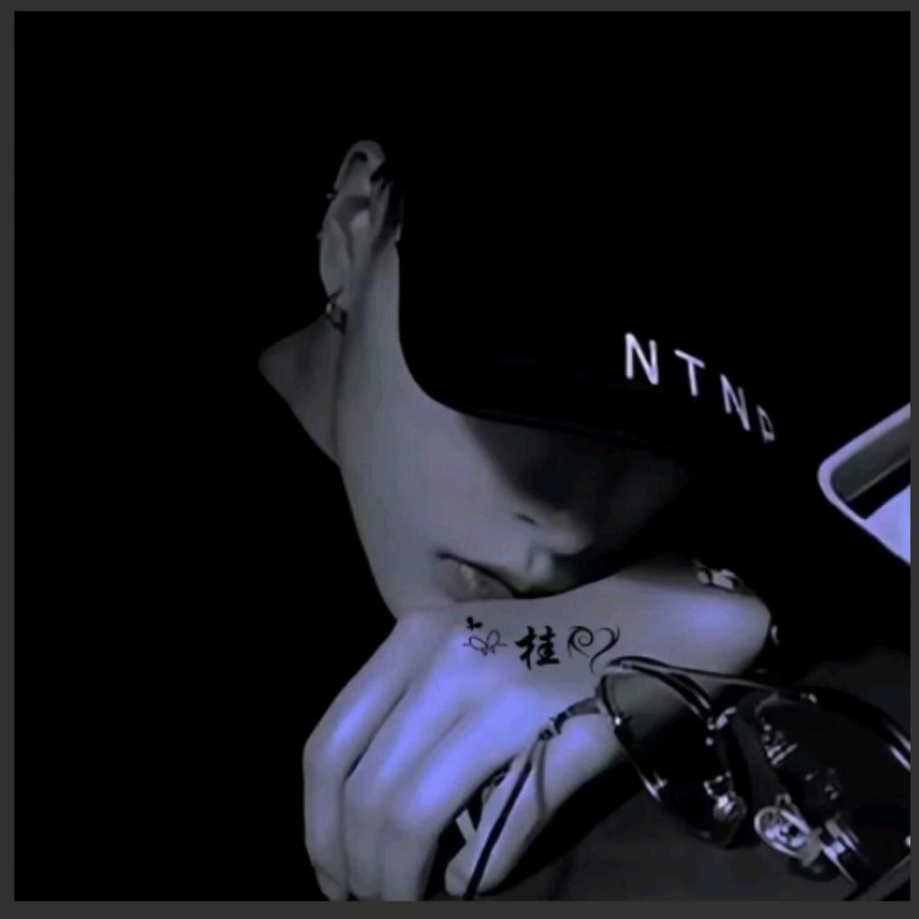 路灯下的小姑娘