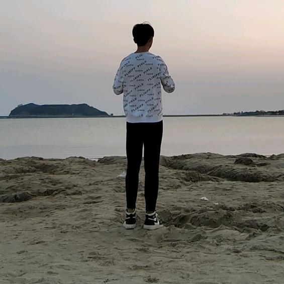晚风吹向她