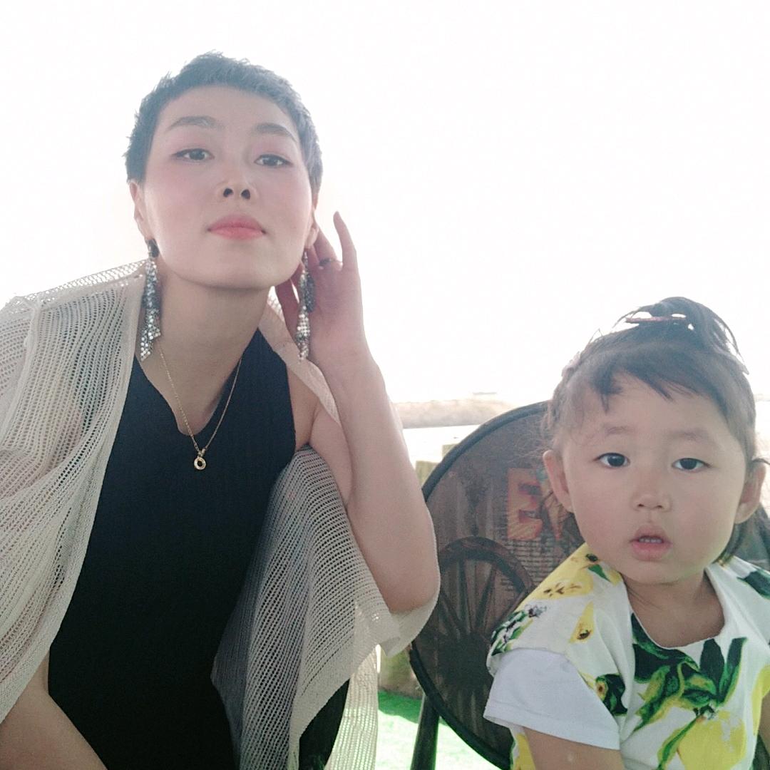 剪吧造型设计师！何红。