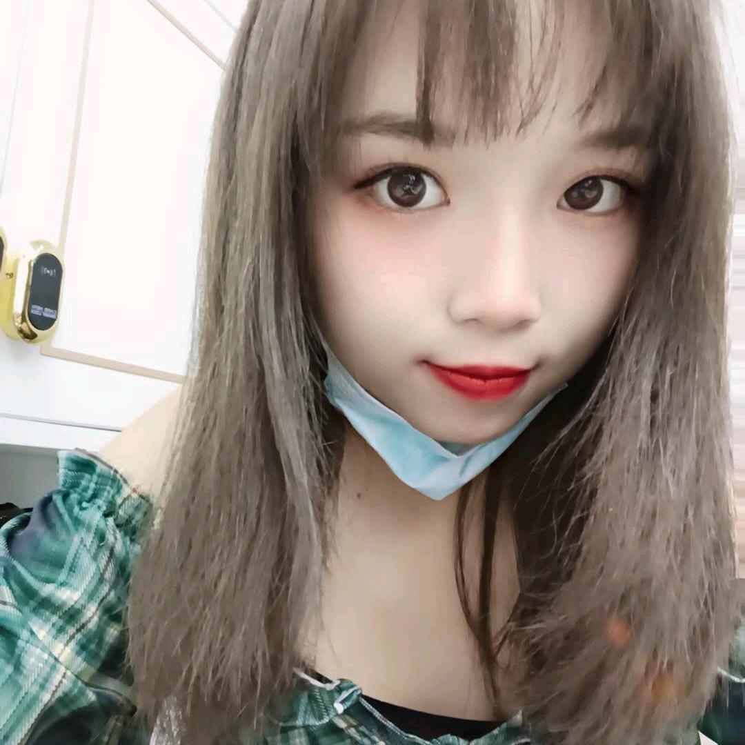 小英爱吃辣条