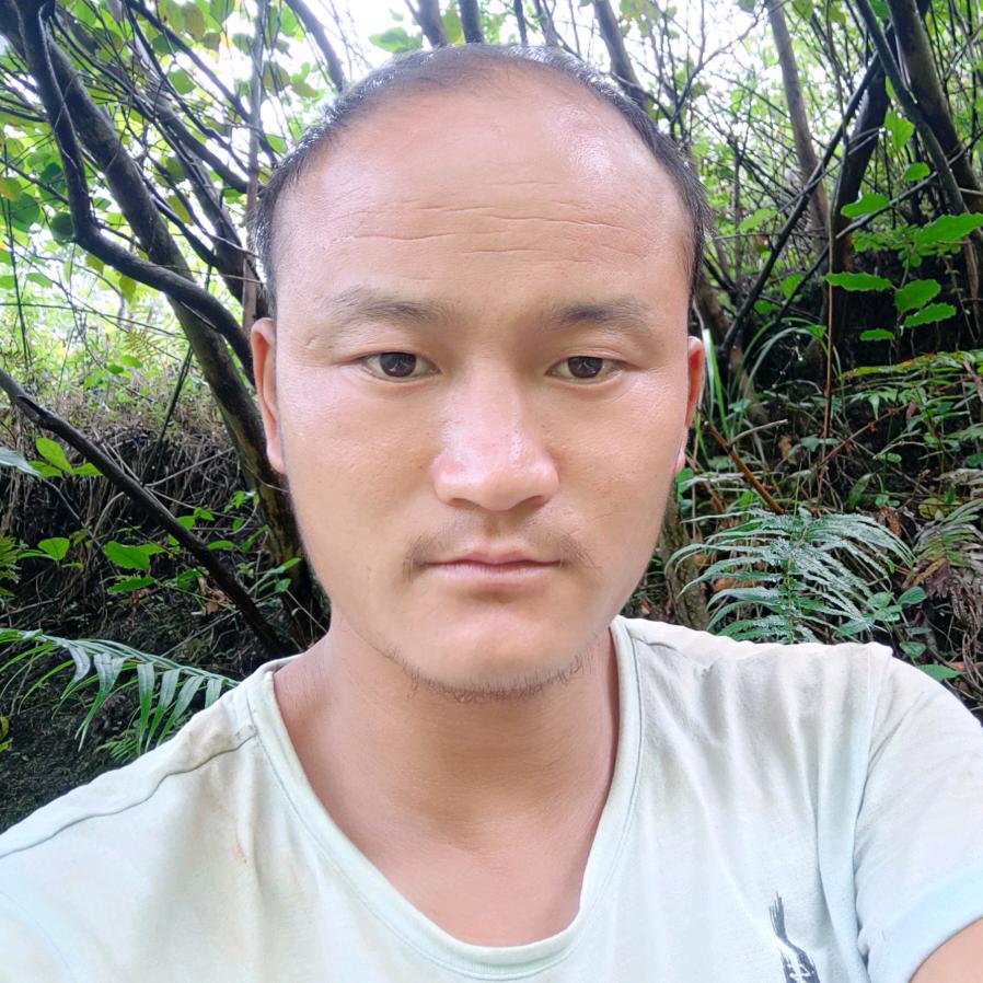 冯江山长年出售黑山羊