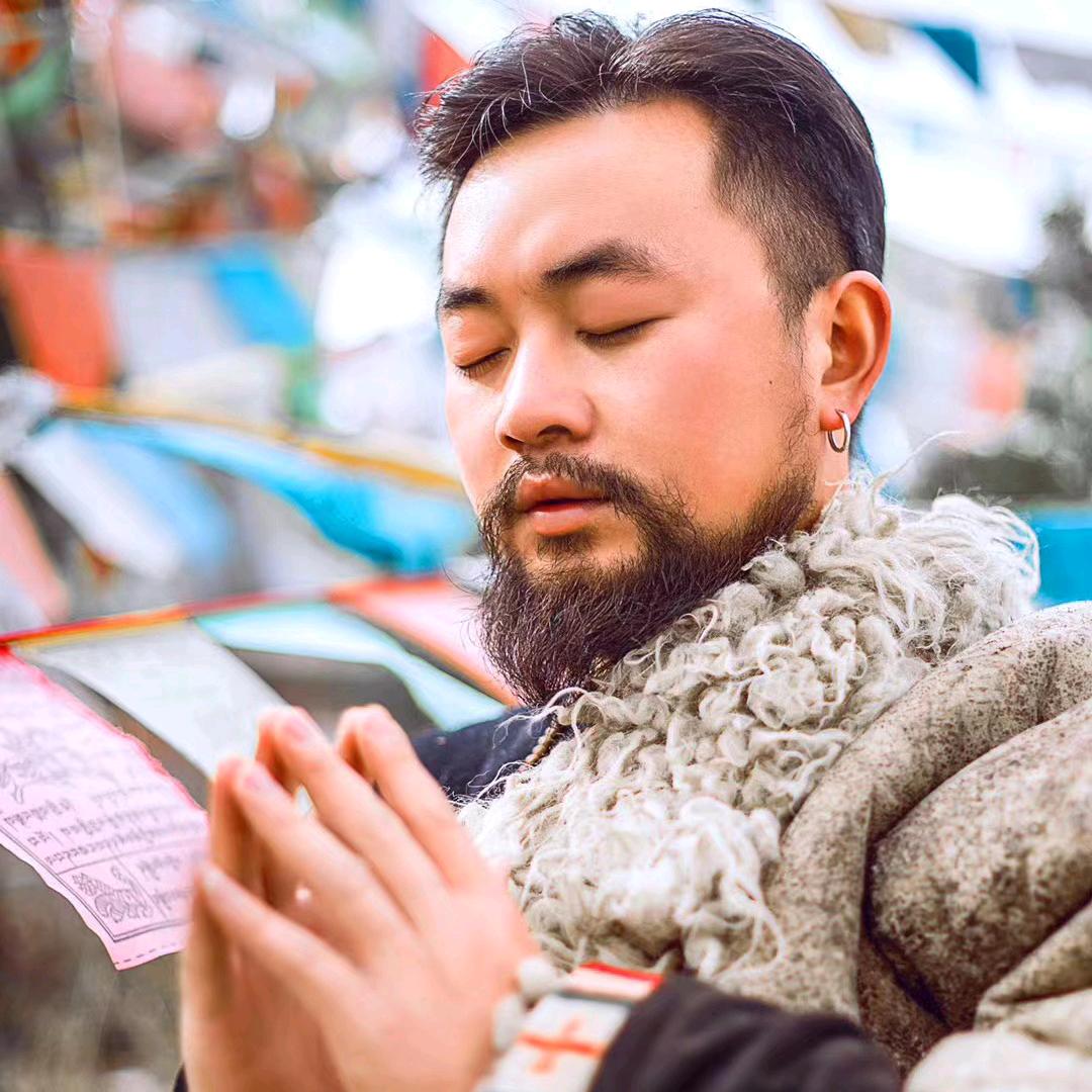 大胡子摄影师