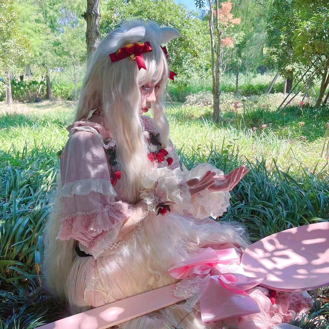 Margaret在闪闪的湖面上看见了鳕鱼