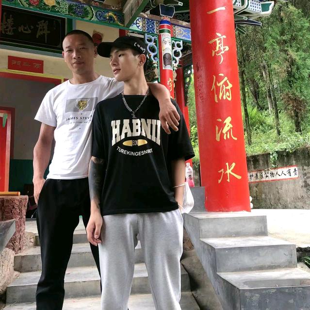 媳妇儿，我袜子呢？