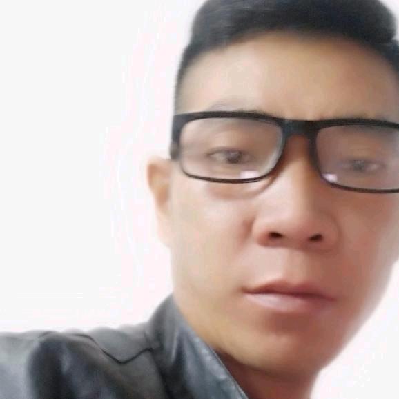 面带笑容向前走向飞哥