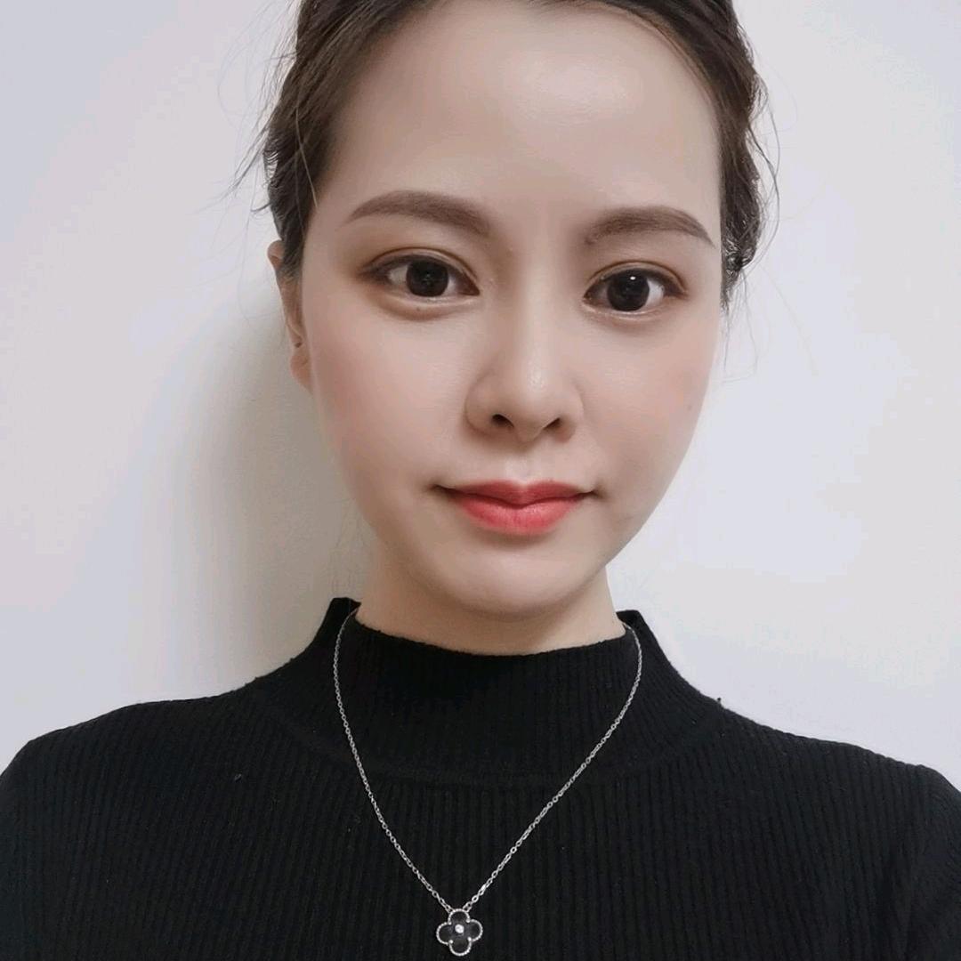 卖眼镜的小姑娘