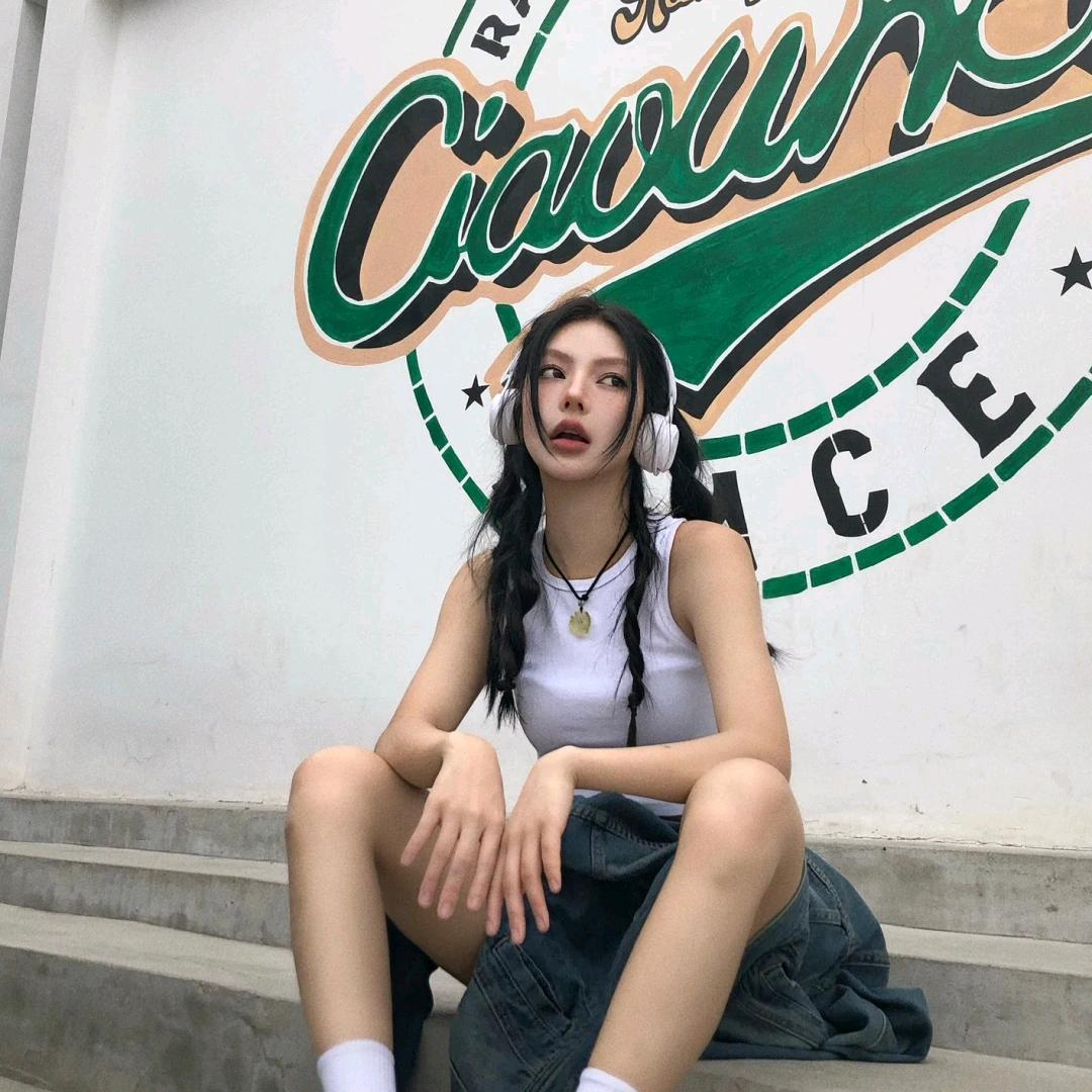 捧着风的少女