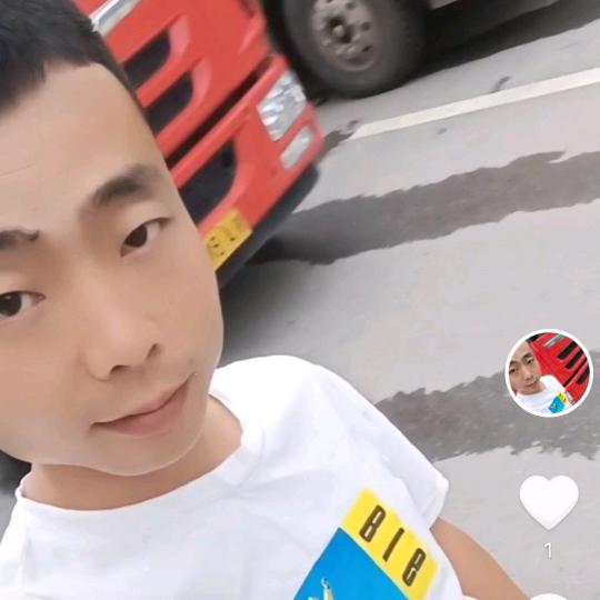 开货车的小男孩