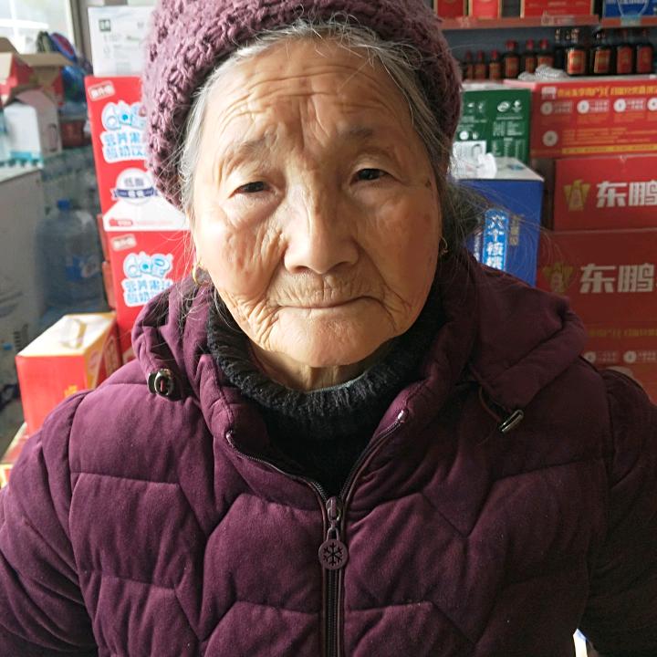 黄妈，43年出生