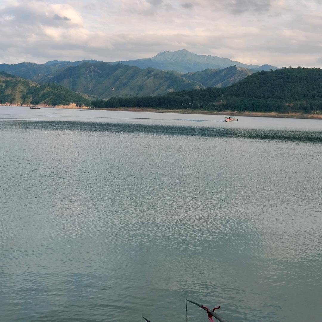 威