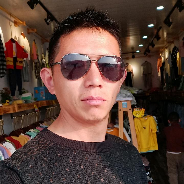 高东小区汪勇演艺传某，二店今世缘转盘北