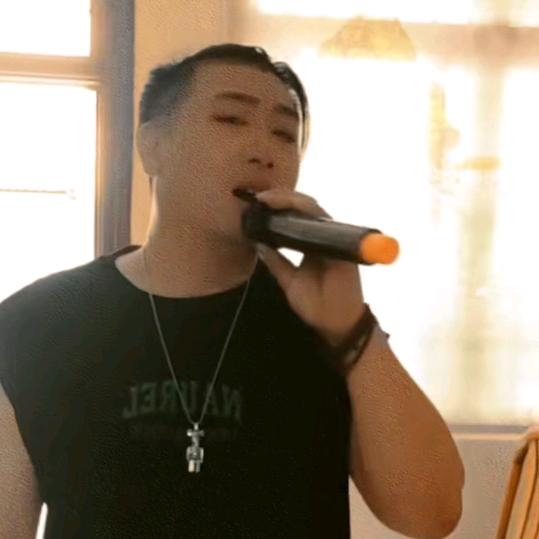 小何
