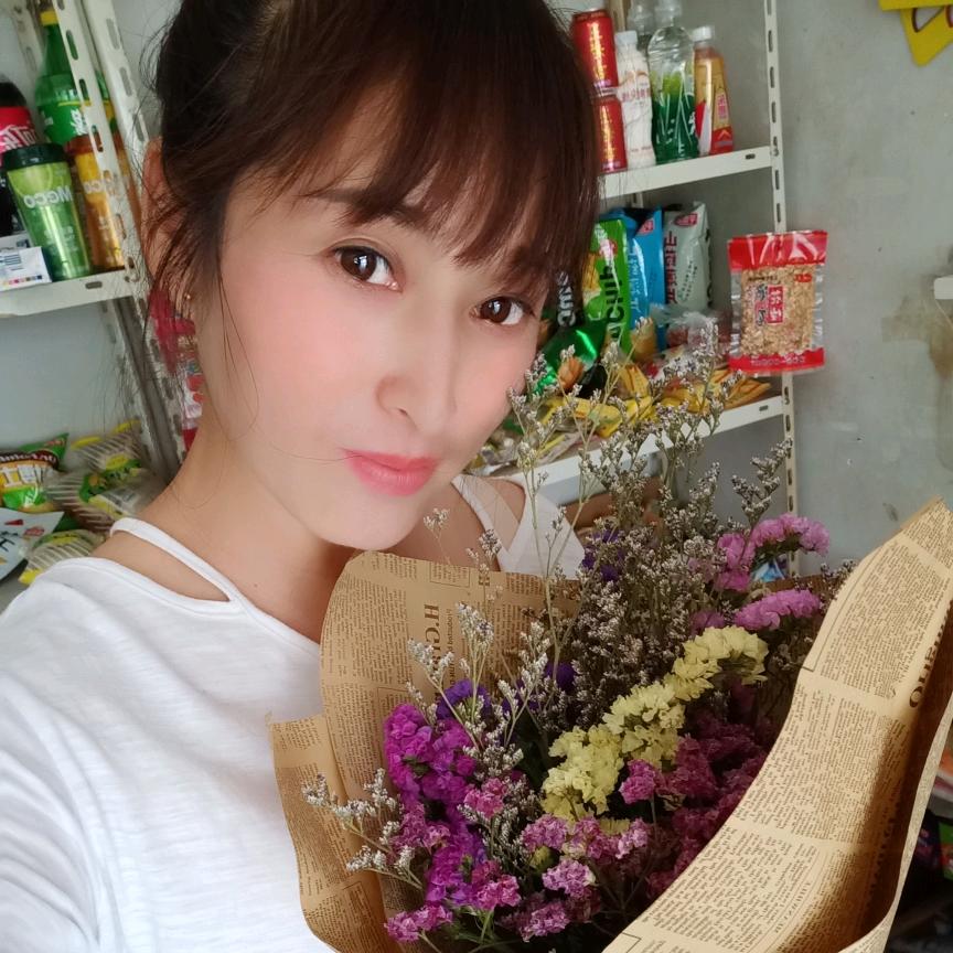 土楼，有个小卖部。