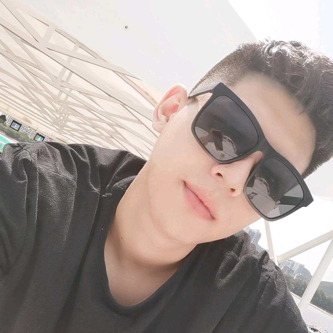 骑摩托车的极端男孩