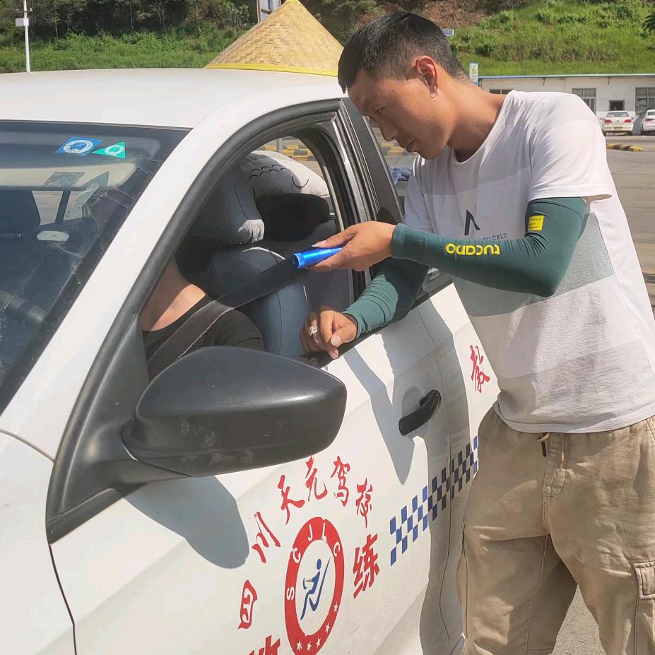 西昌天元驾校  麦吉教练