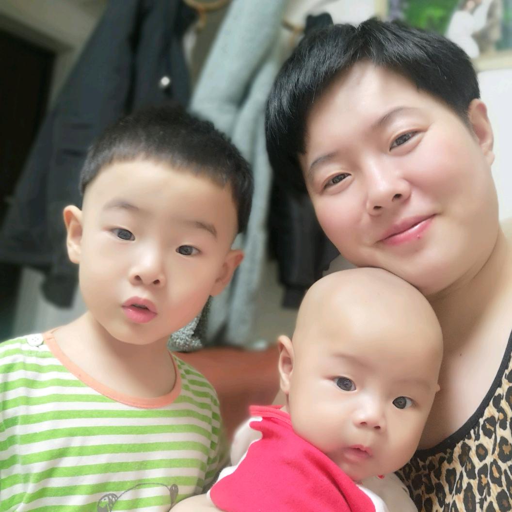 我有两件皮夹克