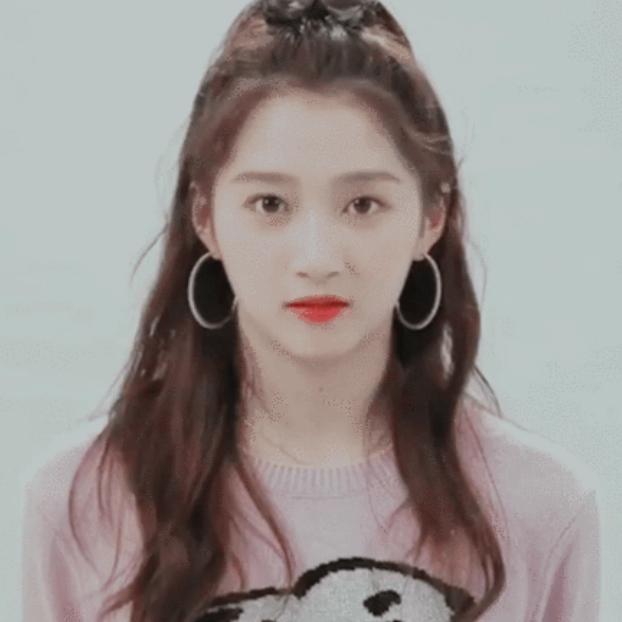 眉目淡淡笑叹倦