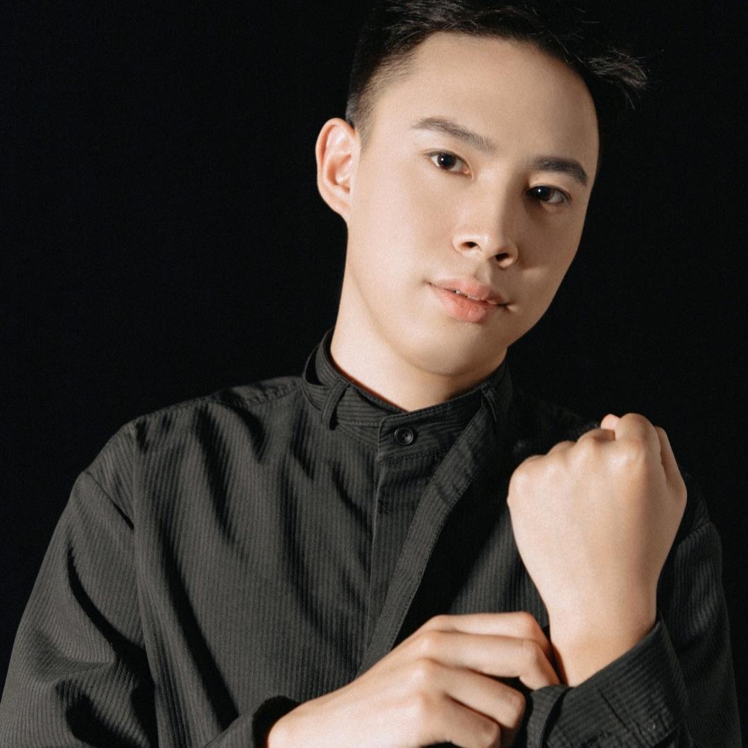 设计师  黄华宇