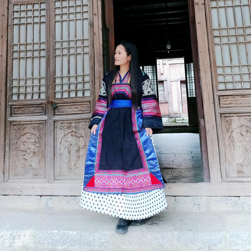 韦小风《民族服装工坊》