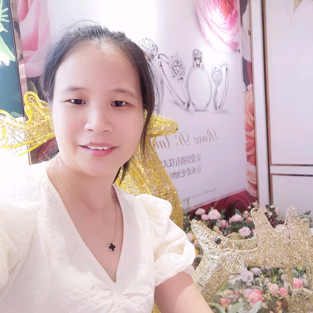 👑奶莓软糕小芳