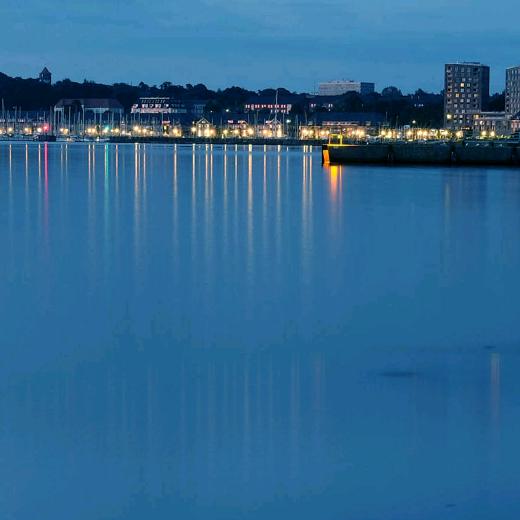 熟悉的陌生人。