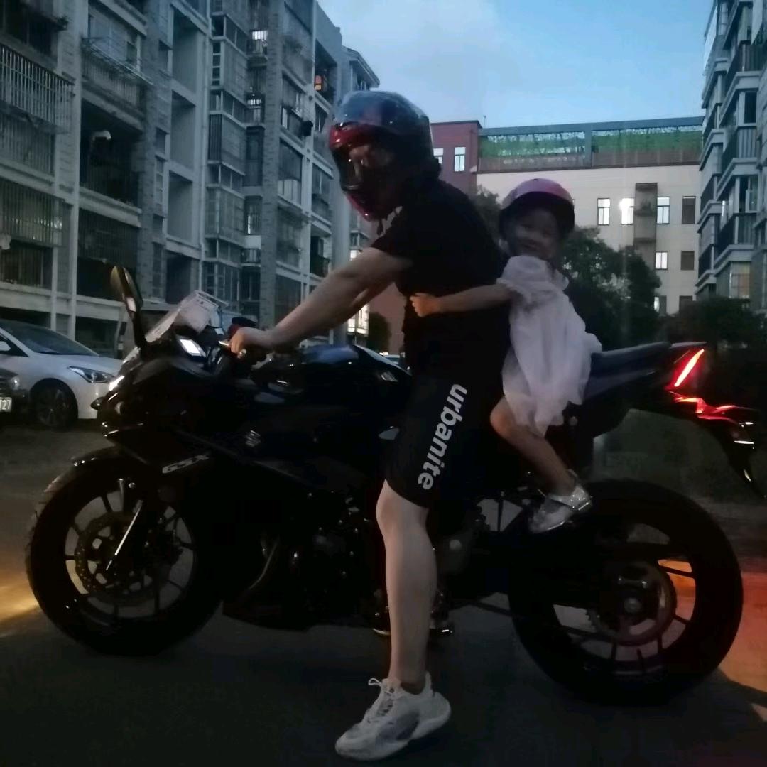 骑猪上街