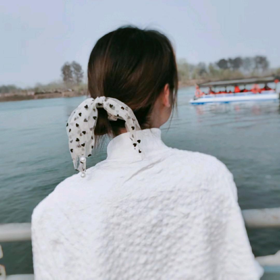 贴壁布的小姐姐