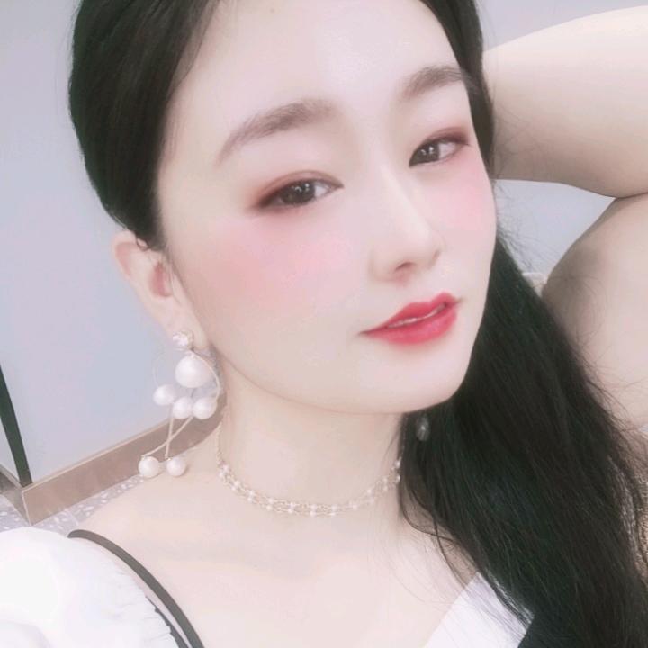 ：盈盈