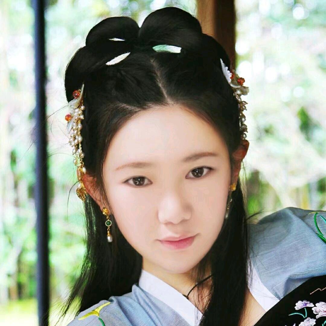 阿  莲